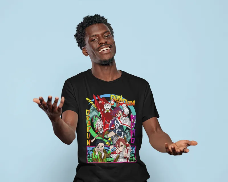 Hombre con playera negra de Dandadan sobre fondo azul