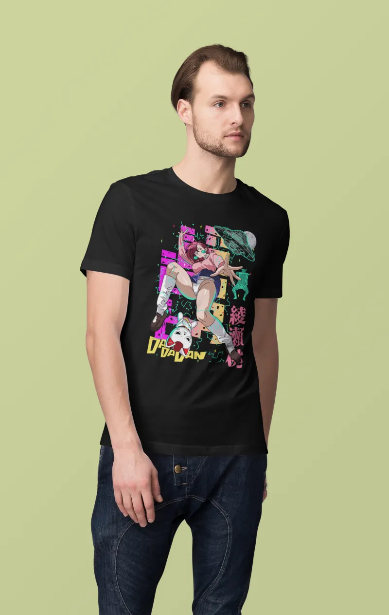 Hombre con playera negra de Dandadan sobre fondo verde olivo