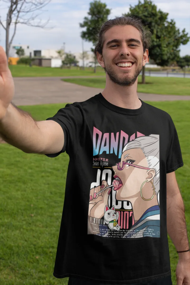 Hombre sonriendo en un parque con playera negra de Dandadan