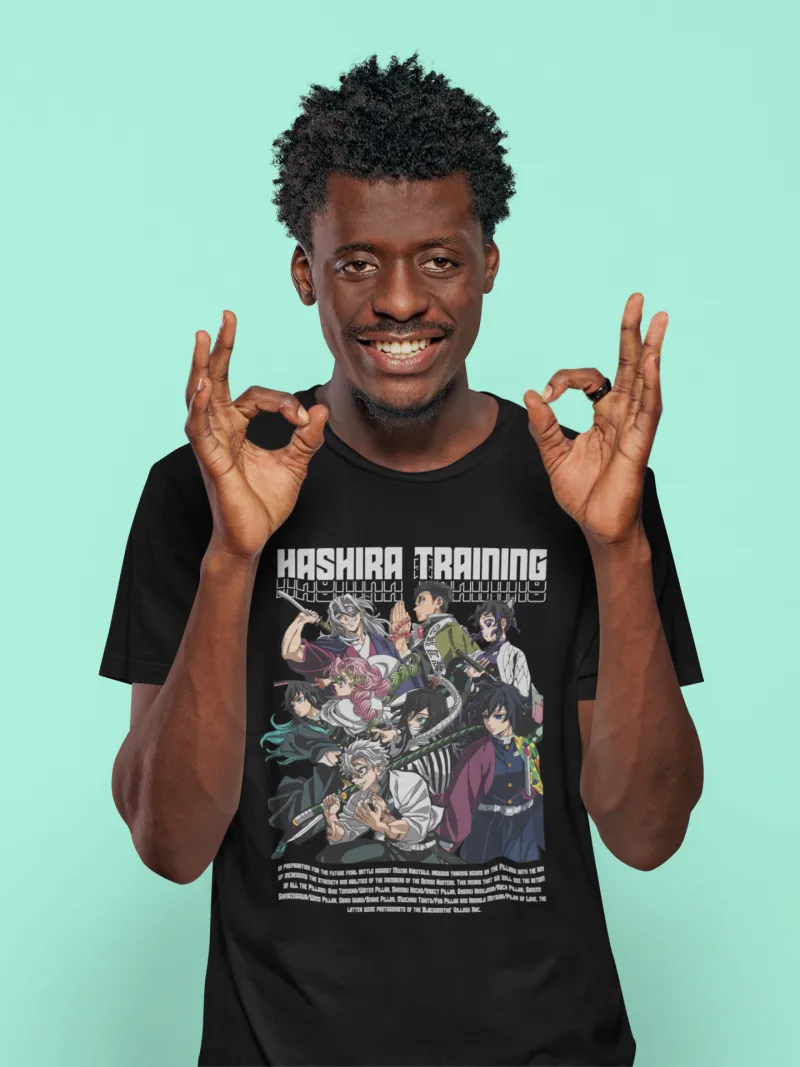 Hombre con playera negra de Demon Slayer sobre fondo verde menta