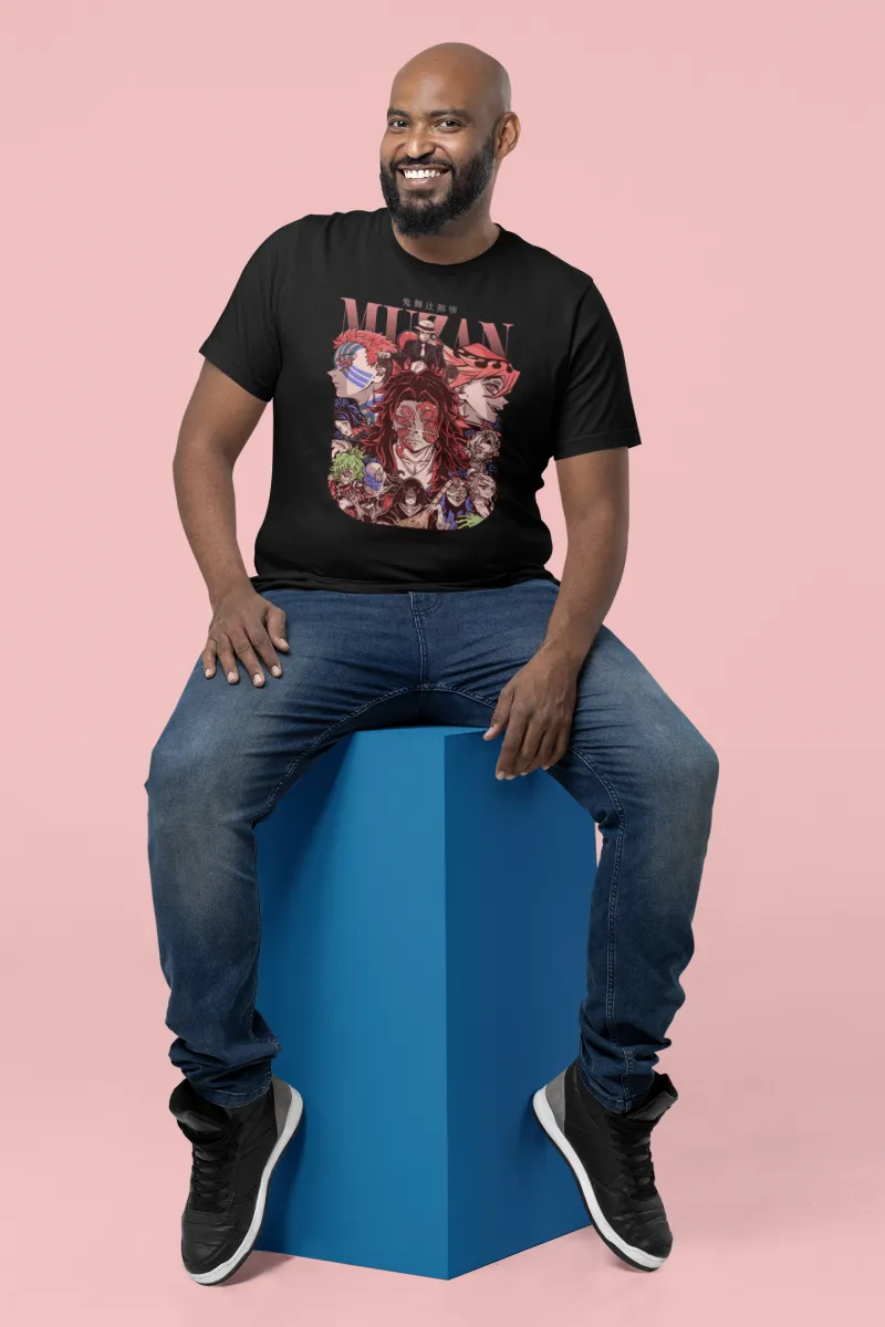 Hombre sentado con playera negra de Demon Slayer