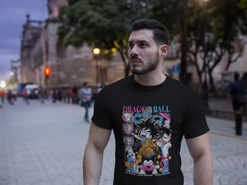 Hombre con playera negra de Dragon Ball en la calle
