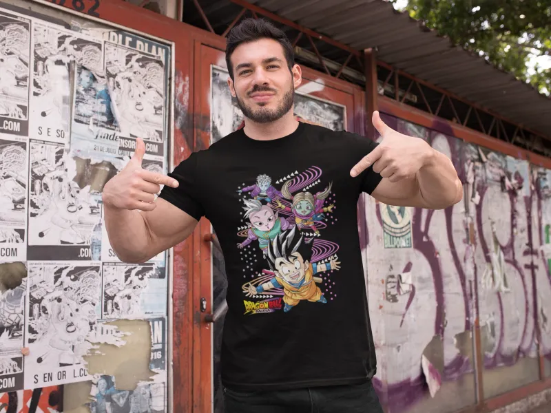 Hombre con playera negra de Dragon Ball frente a una pared con carteles