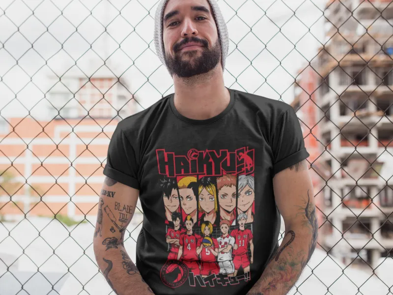 Hombre con playera negra de Haikyuu junto a una reja
