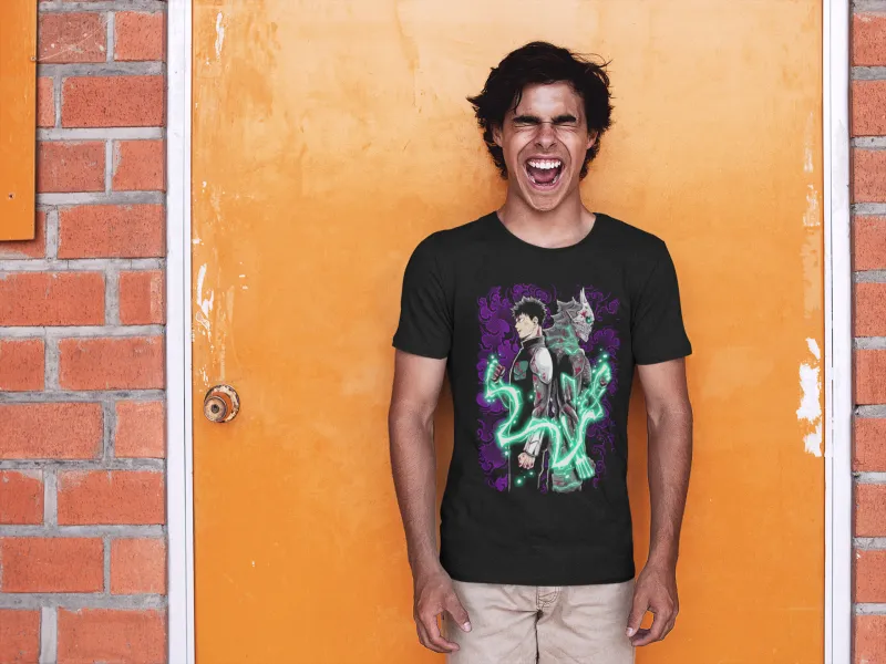 Hombre frente a una puerta naranja con playera negra de Kaiju 8