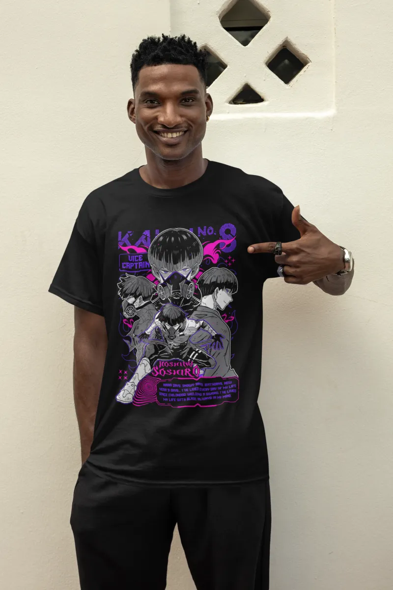 Hombre señalando su playera negra de Kaiju 8